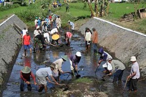 Gotong Royong clearing irrigation canal