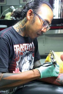 Apel Hendrawan - Tattoist at work