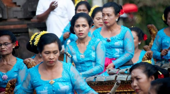 Wayan Sunarda - The female gamelan player