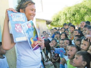 Nila with the children at the opening of Taman Bacaan Pelangi on Messah Island Nusa Tenggara Timur