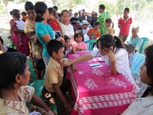 Dr Rani holding clinic under a tree