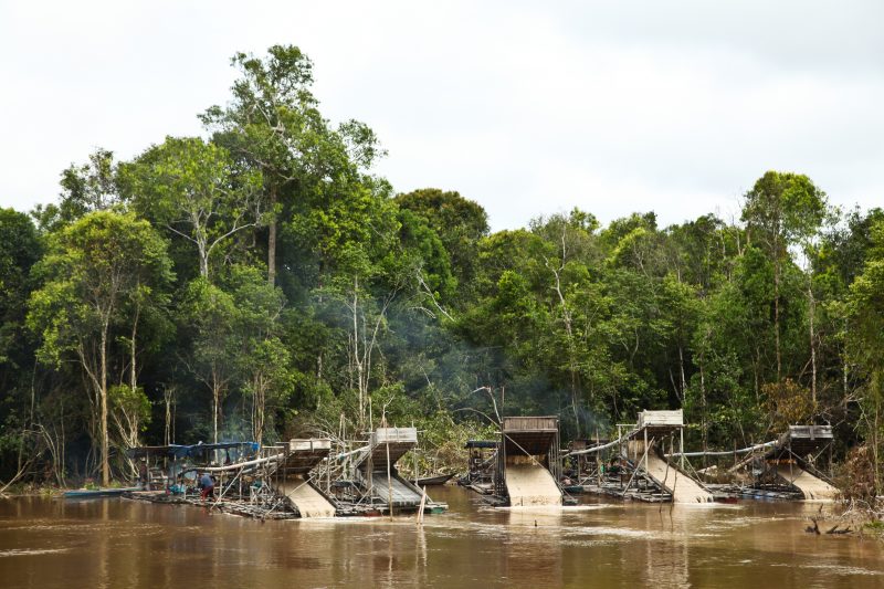 Illegal mine operators on the Rungan River, Central Kalimantan