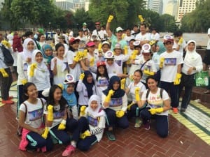 Students of Labschool Cibubur with CUJD Ambassador Mike Lewis cleaning up at Gelora Bung Karno