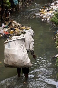 A trash picker (pemulung) in Jakarta by Danun Mahendra