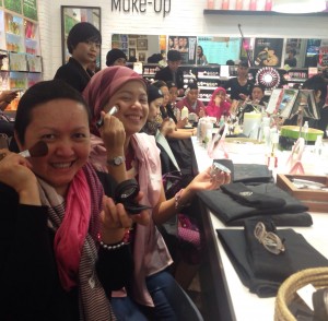 Lovepink members in a makeup class