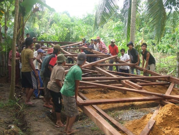 Community members helping to install Clean Water tower in Kalimantan | Photo Courtesy of YUM