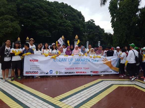 Volunteers from Mahaka Media in Gelora Bung Karno