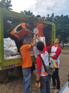 Volunteers weighing their recycable litter on the dinas kebersihan truck