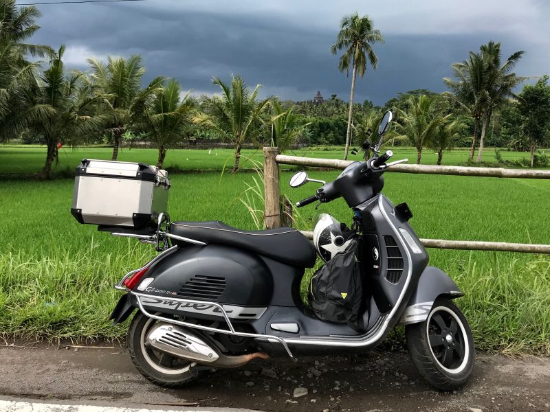 Vespa GTS, with a large body for city, tourism and adventure.