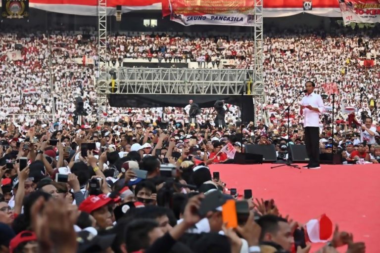 Jokowi Addresses 100,000 People in Rally at GBK – Indonesia Expat