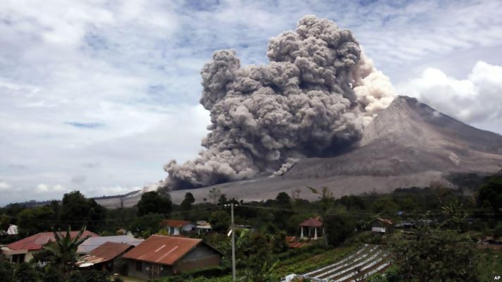 Mount Sinabung Erupts, Volcanic Ash Rain hit Surrounding Areas ...