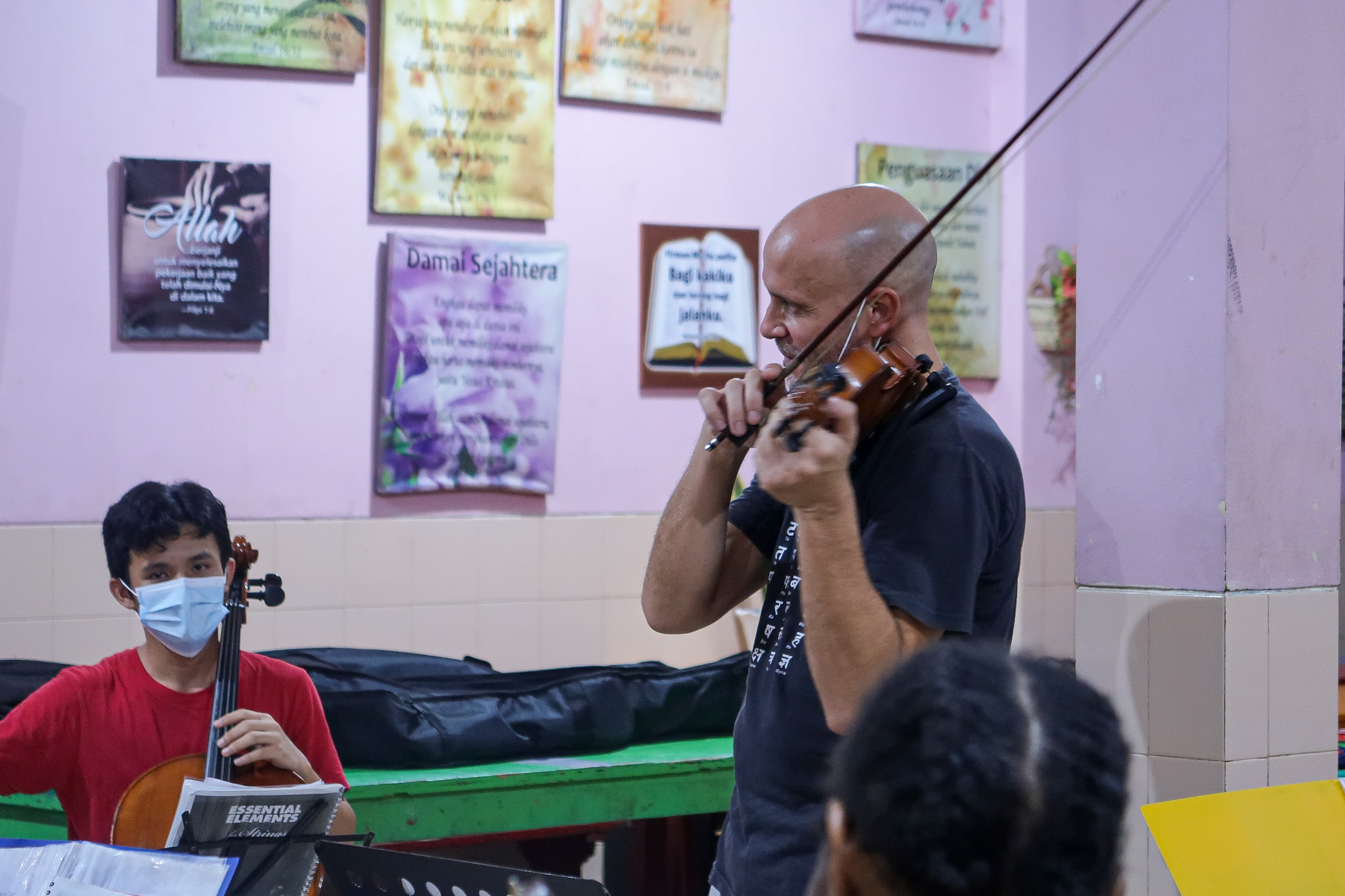 Strings in action - Gonzalo Simo playing the violin 