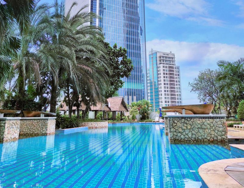 The Ritz-Carlton Jakarta, Mega Kuningan pool