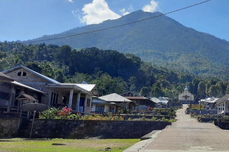 Mauponggo District is at the foot of Mount Ebulobo