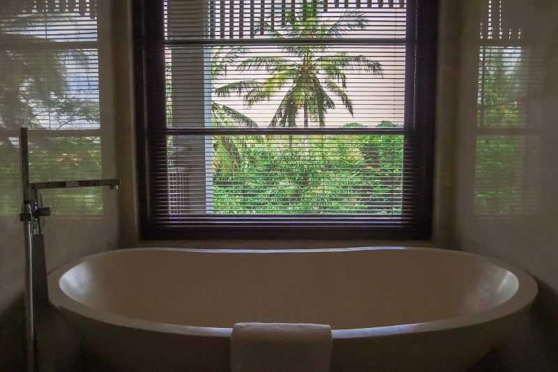 Jungle-view bathtub