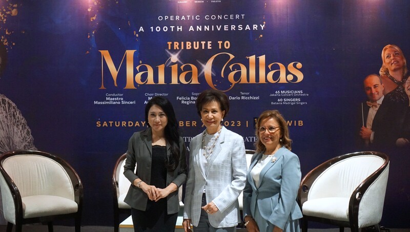 Maria Battaglia, Direktur Institut Kebudayaan Italia di Jakarta (kanan) dan Rina Ciputra Sastrawinata, Presiden Direktur Ciputra Artpreneur (tengah) "Penghormatan kepada Maria Callas" Konferensi pers