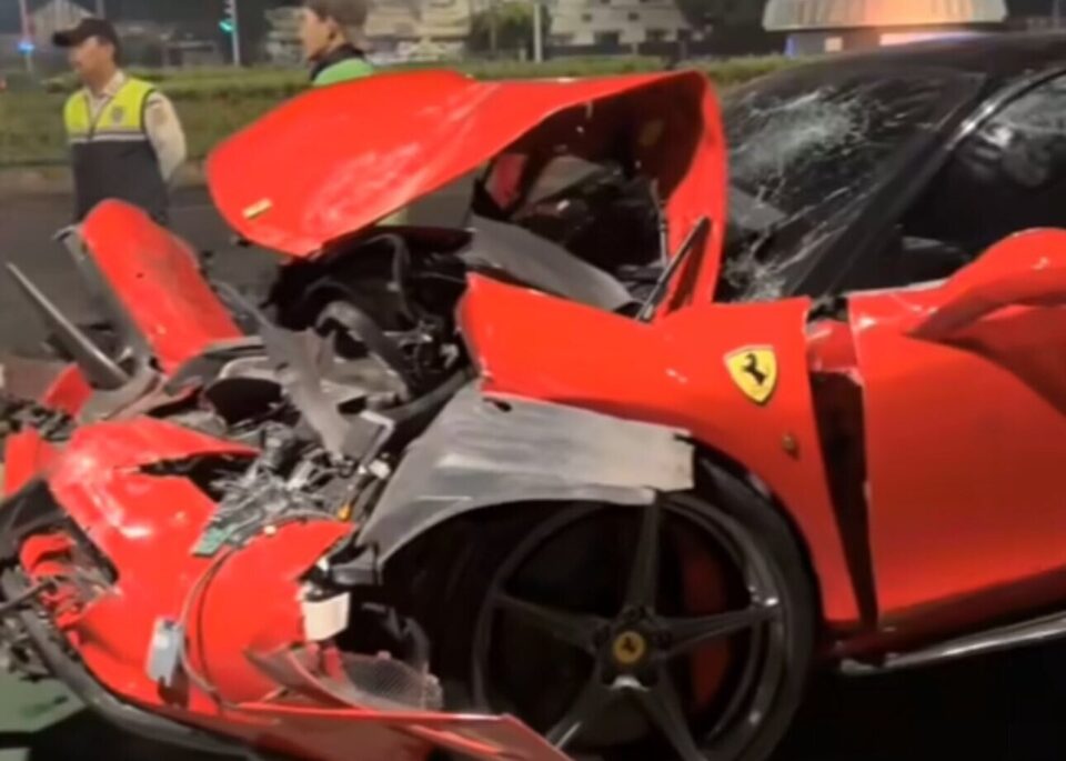 Ferrari Crashes into Five Vehicles in Sudirman