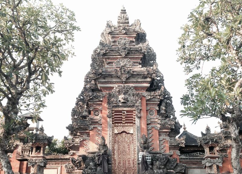 Agama Hindu sangat mempengaruhi seni dan arsitektur Bali dalam beberapa bentuk "Bora"