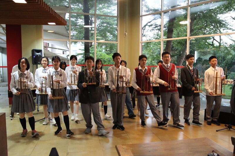 Playing angklung by SWA and PKU Middle School students as a part of cultural understanding