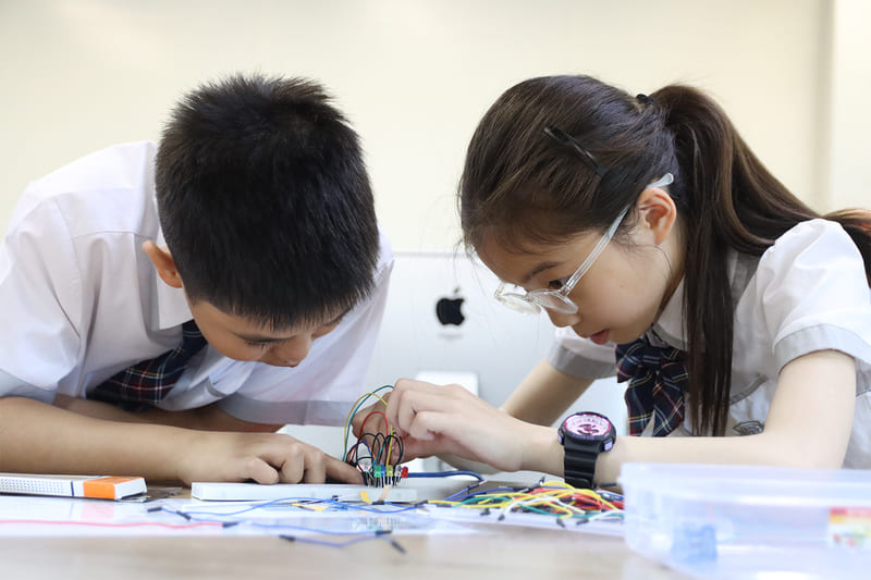 Interactive science class at Sinarmas World Academy