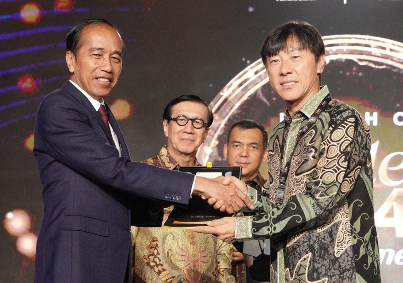 President Joko Widodo and Shin Tae Yong