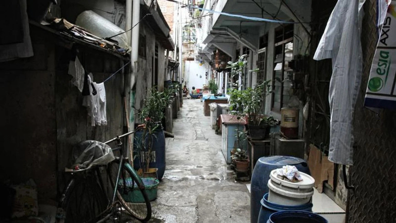 Houses in Narrow Alleys in Jakarta: Characteristics and Challenges