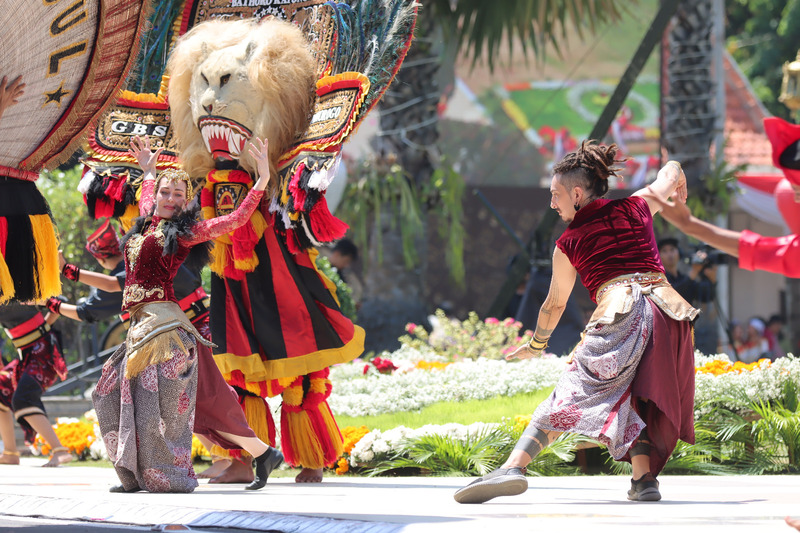 Two Foreigners Participate in Colossal Dance "Metamorphosis of East Java"