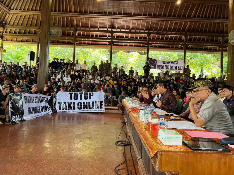 Local Tourist Driver Reveals Alleged Illegal Practice of Foreigners Working as Tourist Drivers in Bali