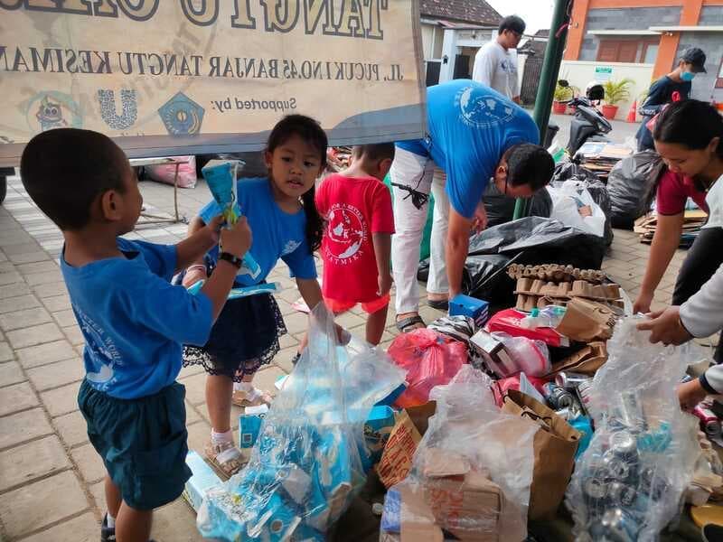 Service Learning at Dyatmika