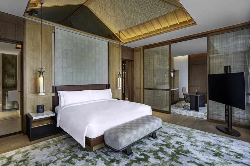 The Three Bedroom Mansion - Master Bedroom