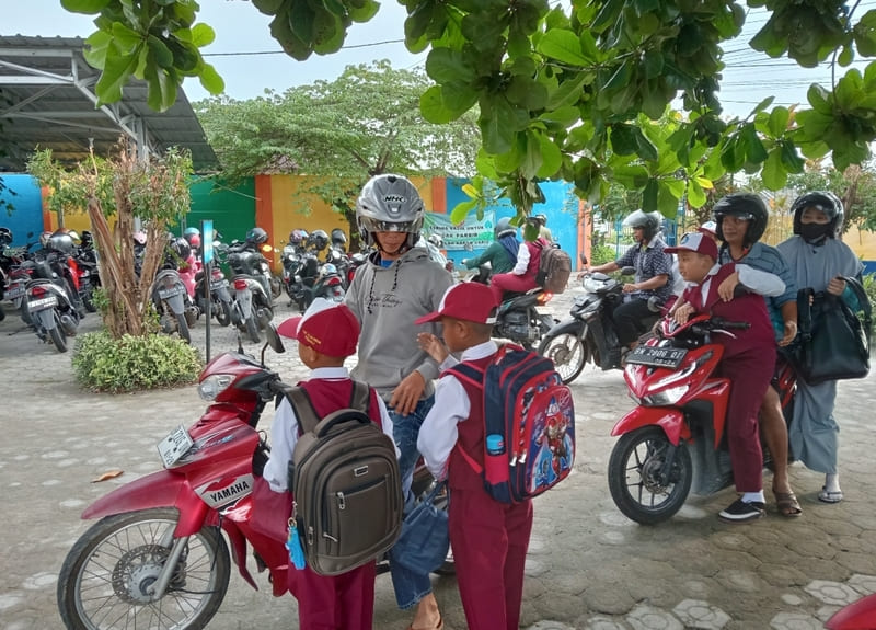 Indonesian Government Kicks Off 'Fathers Accompanying Children on First Day of School' Movement