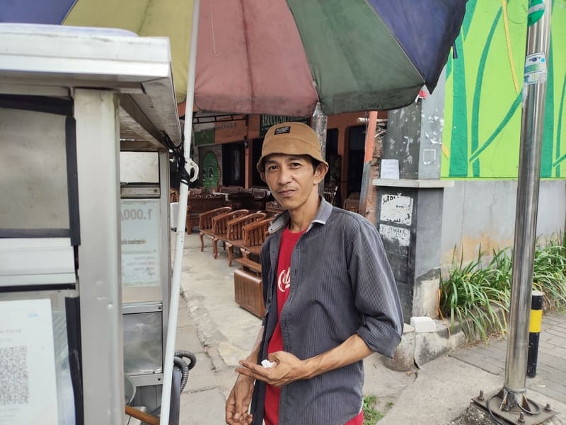 Rio: A Cireng Seller with a Bachelor’s Degree