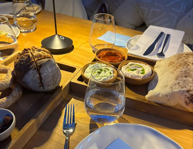 Avli Modern Greek