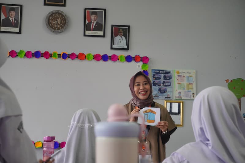The volunteers employ interactive storytelling