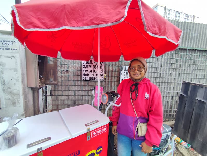Ika, a Former Golf Caddie Who Is Now a Cart Coffee Vendor