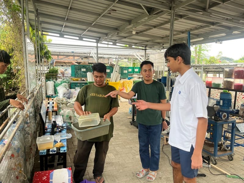 The Process of Transforming Food Waste into Poultry Feed