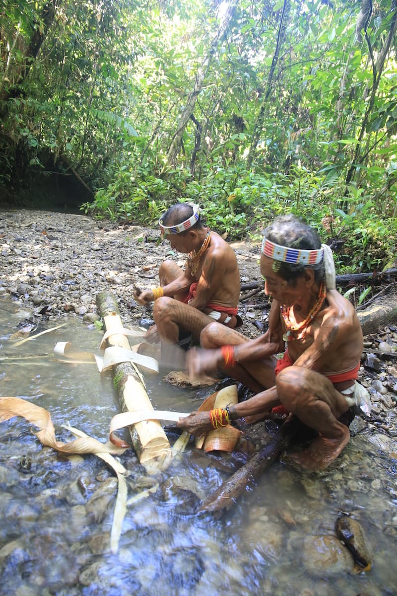Beating the baiko bark to make loincloth