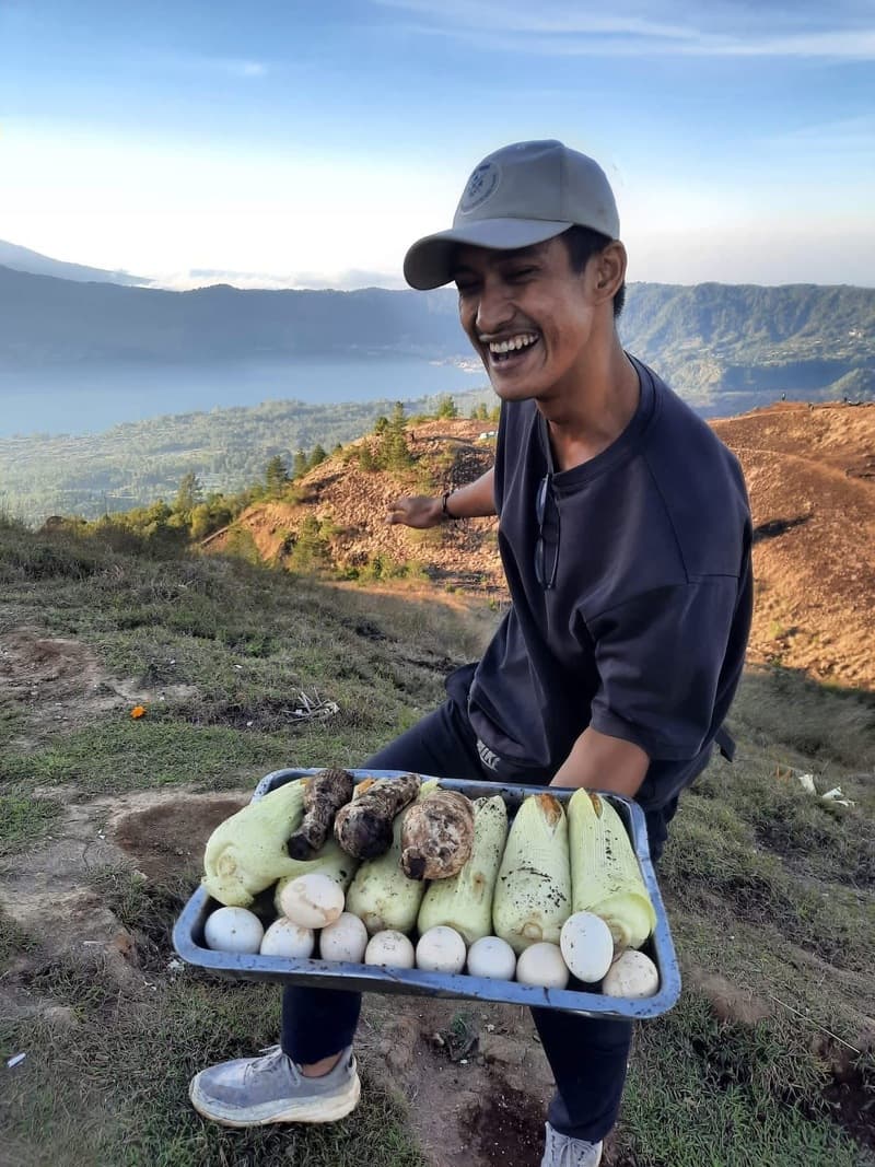 Mount Batur food seller 