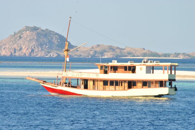 Valencia Coach's Family Tragedy as Tourist Boat Sinks in Labuan Bajo