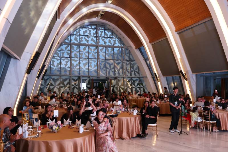 Guests enjoy a festive dinner while being serenaded by live ballet storytelling.