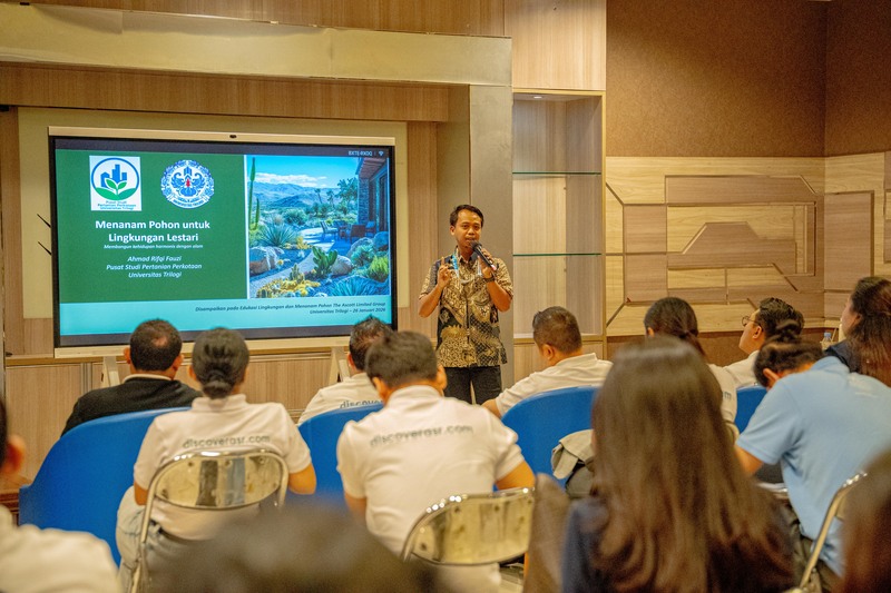 Dr Fauzi Explaining the Environmental Programme