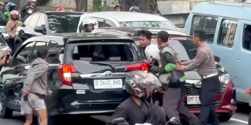 Car Driver Crashes into Vehicles in Central Jakarta, Carrying Weapons