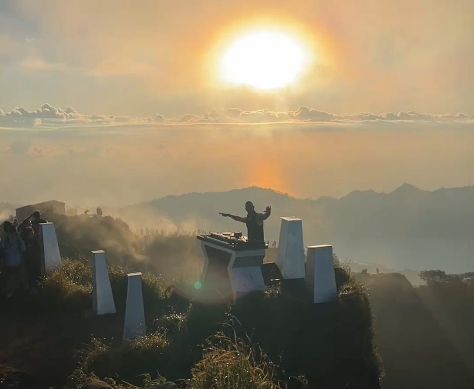 Viral Video of Foreigner DJ-ing on Bali’s Mount Batur Sparks Debate