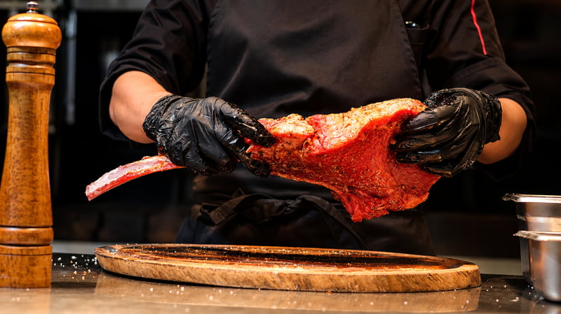 Tomahawk Black Angus Steak at HENRY's Steakhouse