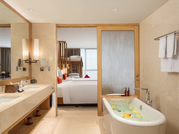 Deluxe Family Room_Bathroom