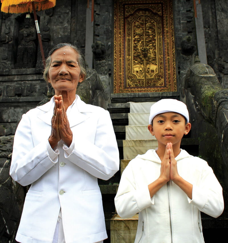 02.-Jeroo-Mangku-Sutri-75-yrs-and-Mangku-Ayu-Purnama-10yrs-old.3888-1.jpg