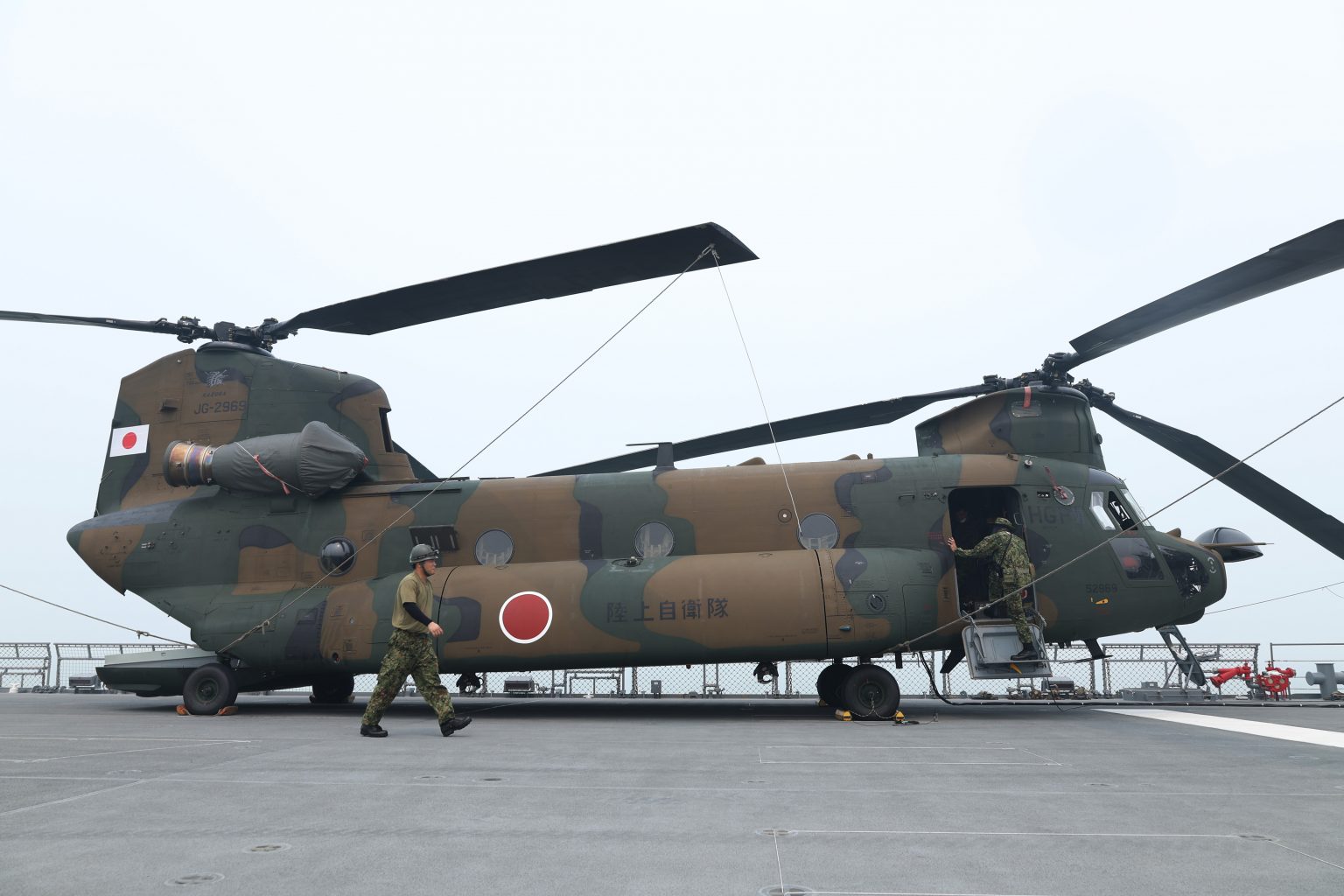 Japanese Military Chinook Helicopters Assist in Extinguishing Forest Fires in Kalimantan