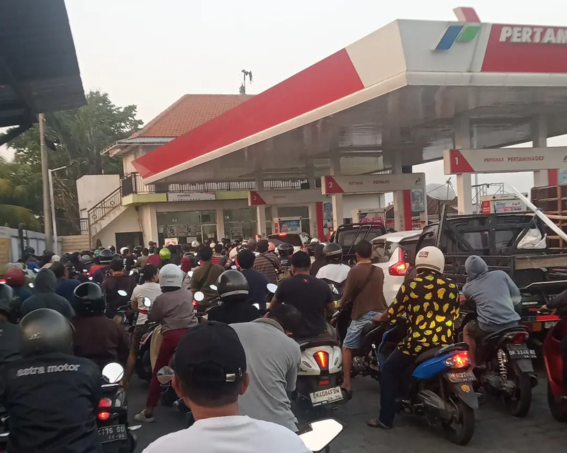 Fuel Shortages Trigger Long Queues at Petrol Stations Across Bali