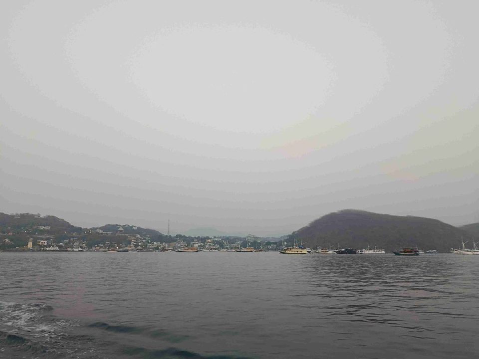Haze Phenomenon Sweeps Labuan Bajo, Causing Stinging Eyes and Limited Visibility
