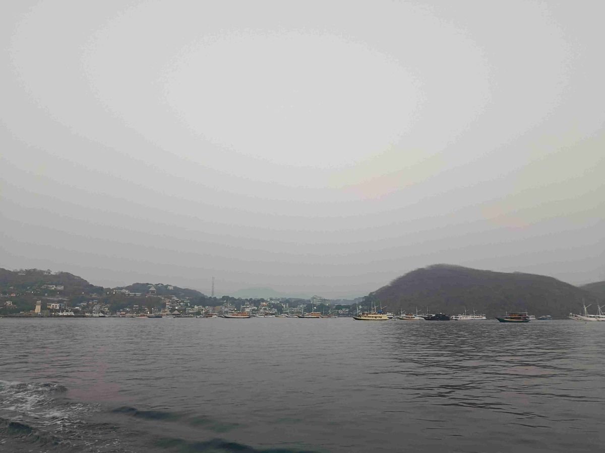 Haze Phenomenon Sweeps Labuan Bajo, Causing Stinging Eyes and Limited Visibility